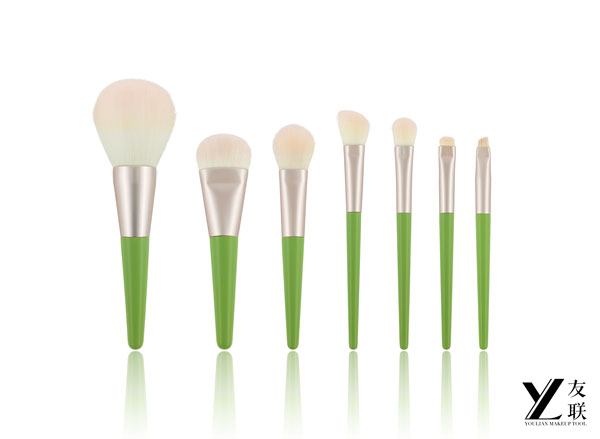 New Arrival｜Floral Rhythm - Green Leaf Pink Flower Wooden Handle Brush Set awakens your fancy make-up look!