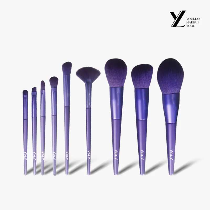 What are the differences between makeup brushes made of different materials?