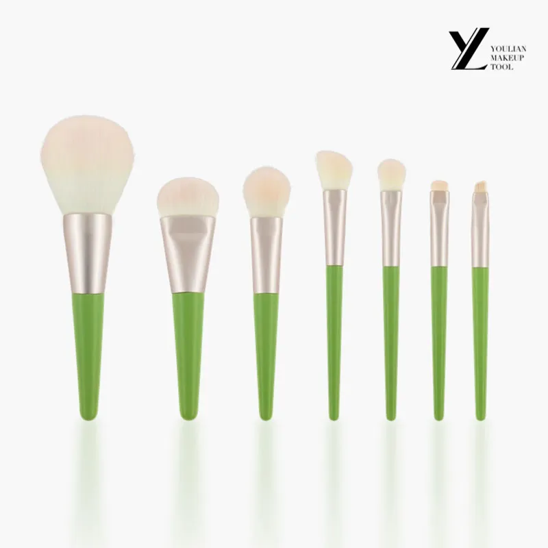 What are the differences between makeup brushes made of different materials?